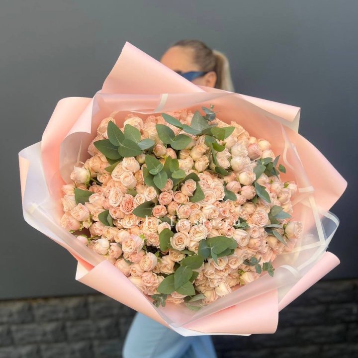 101 кустовая роза с эвкалиптом в Абакане