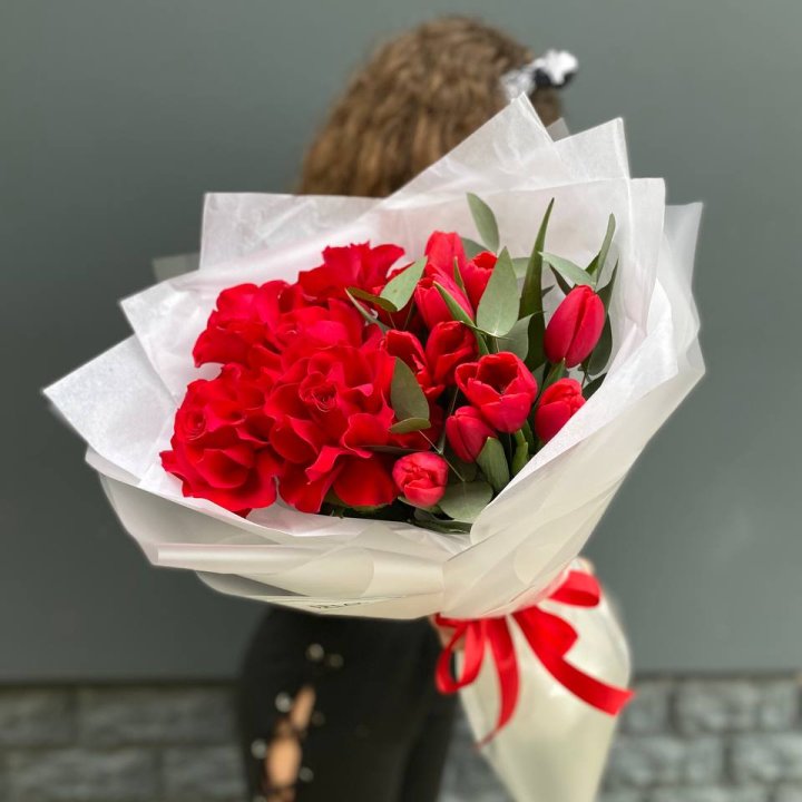 Дуо тюльпаны и розы в Абакане