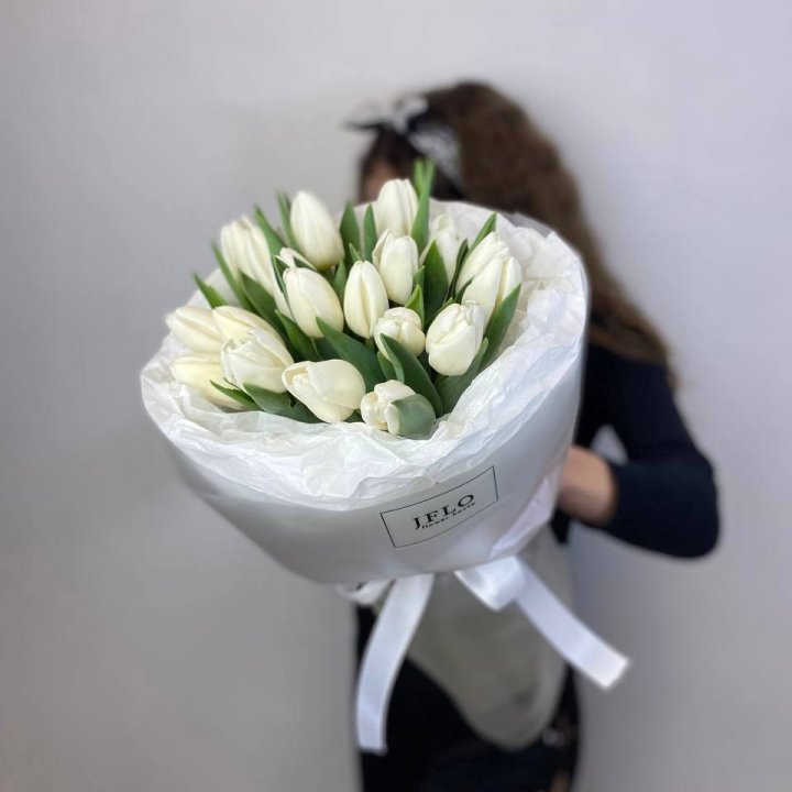  19 белых воздушных тюльпанов в Абакане