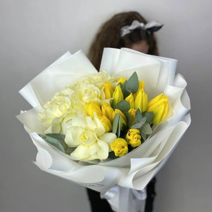 Дуо жёлтые тюльпаны и розы в Абакане