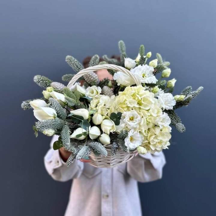 Новогодняя корзина с цветами в Абакане