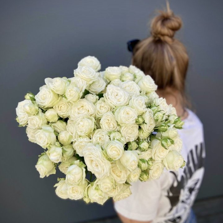 Охапка кустовых роз бомбастик  в Абакане