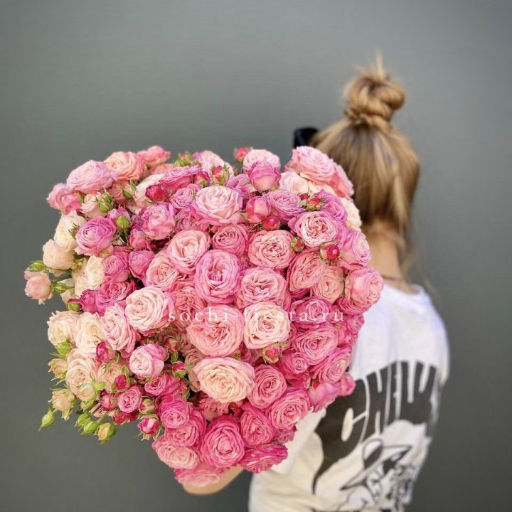 Охапка кустовых роз бомбастик пинк в Абакане