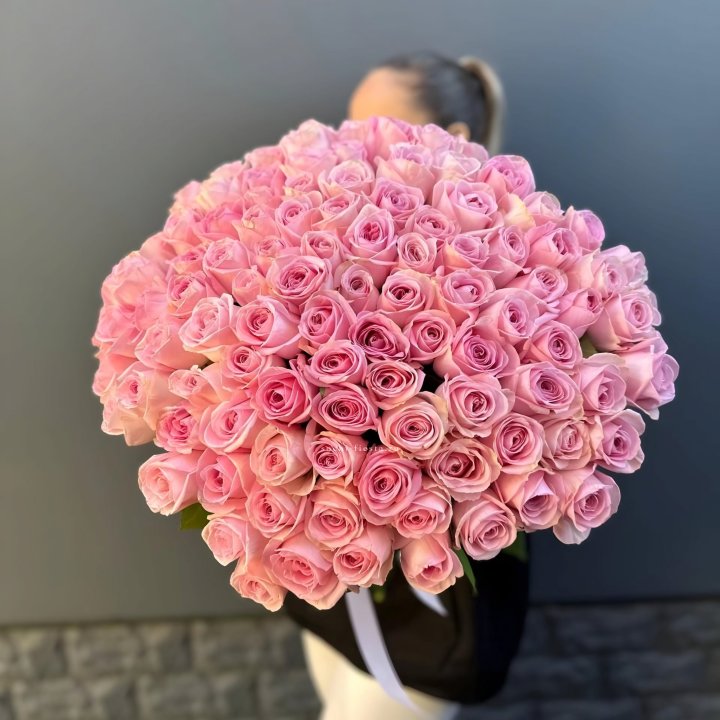 Охапка из 101 розовой розы в Абакане