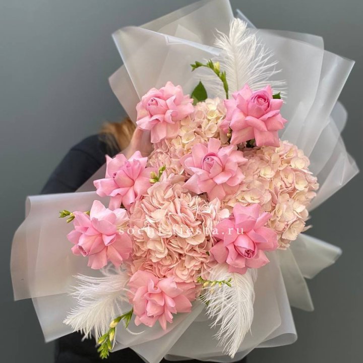  Букет  из гортензий и розовых роз в Абакане