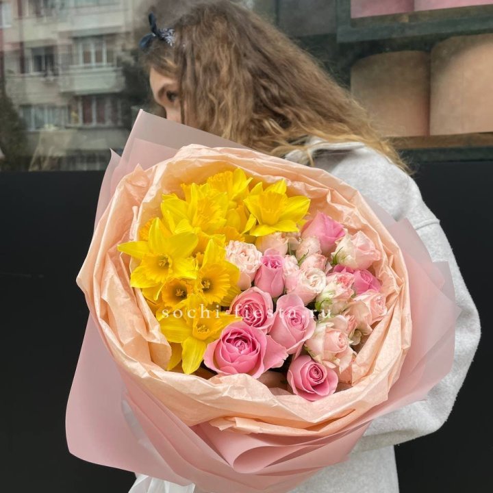 Букет роз и нарциссов в Абакане