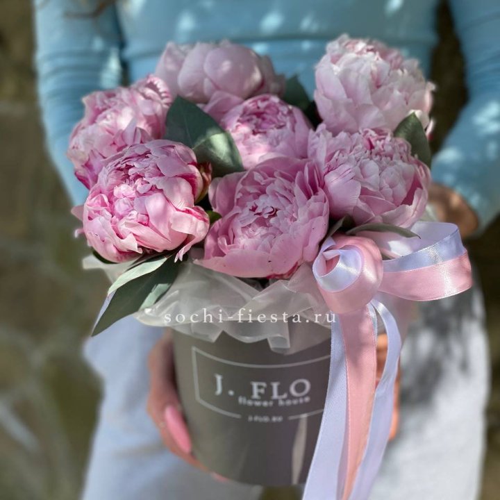 Цилиндр пионов с эвкалиптом в Абакане