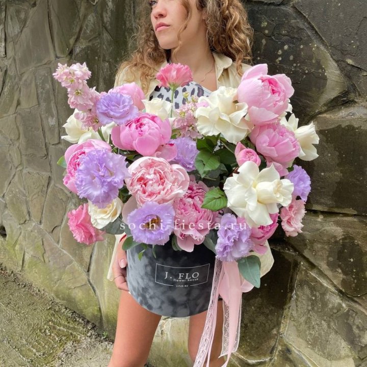 Дизайнерский цилиндр с пионами в Абакане