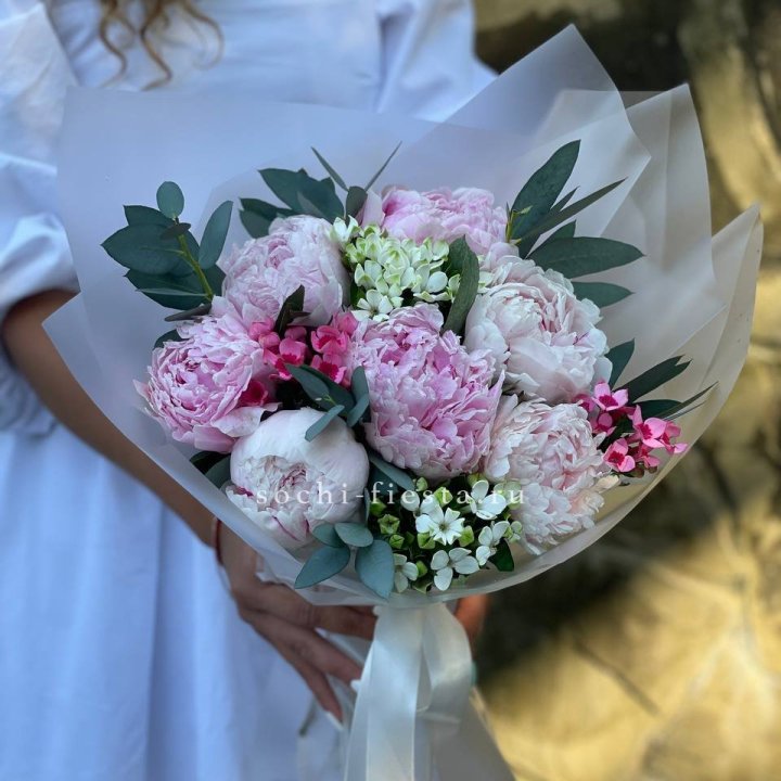 7 зефирных пионов с эвкалиптом в Абакане