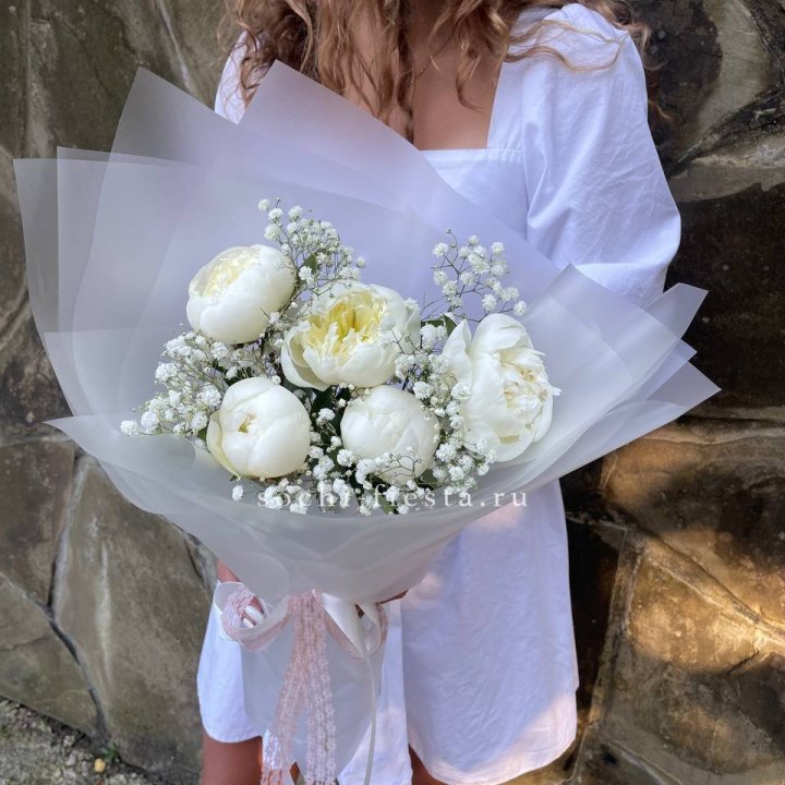 Букет белых пионов "Файв" в Абакане