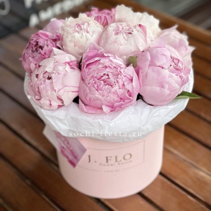 Цилиндр с пионами "Лилу" в Абакане