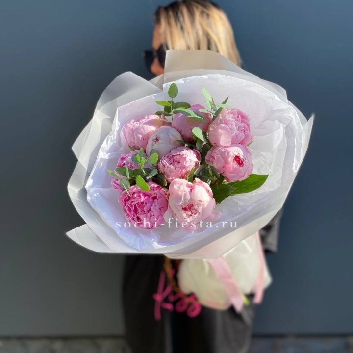 9 пионов с эвкалиптом в Абакане