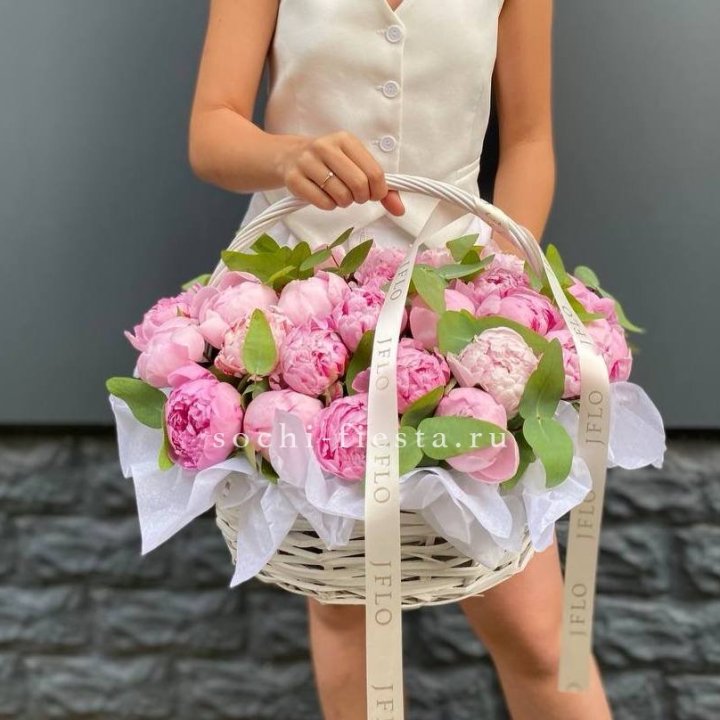 29 пионов в корзине в Абакане