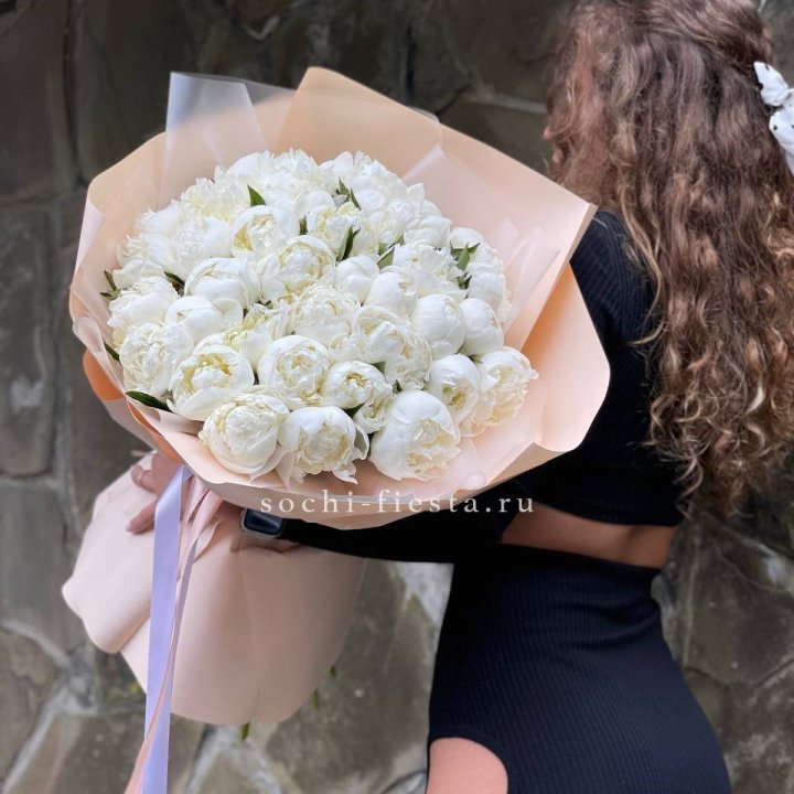 35 белых пион в Абакане