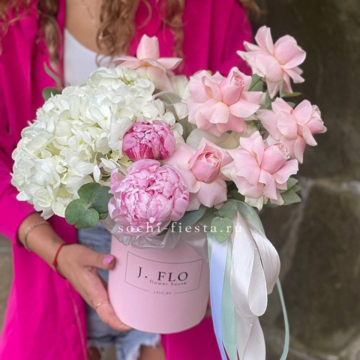 Цилиндр с пионами "Алисия" в Абакане