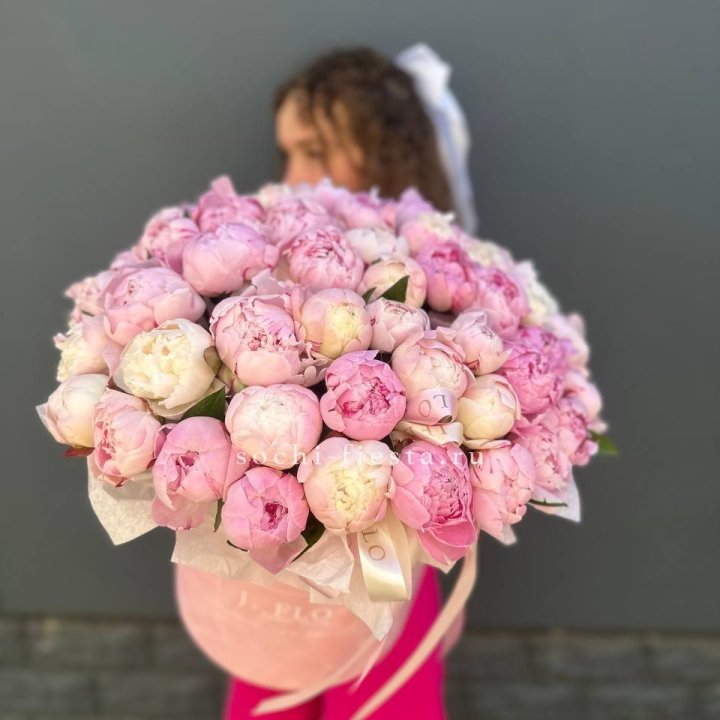 51 нежных пионов  в цилиндре в Абакане