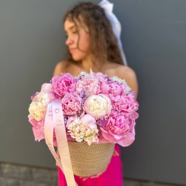 15 пионов в джутовом кашпо в Абакане