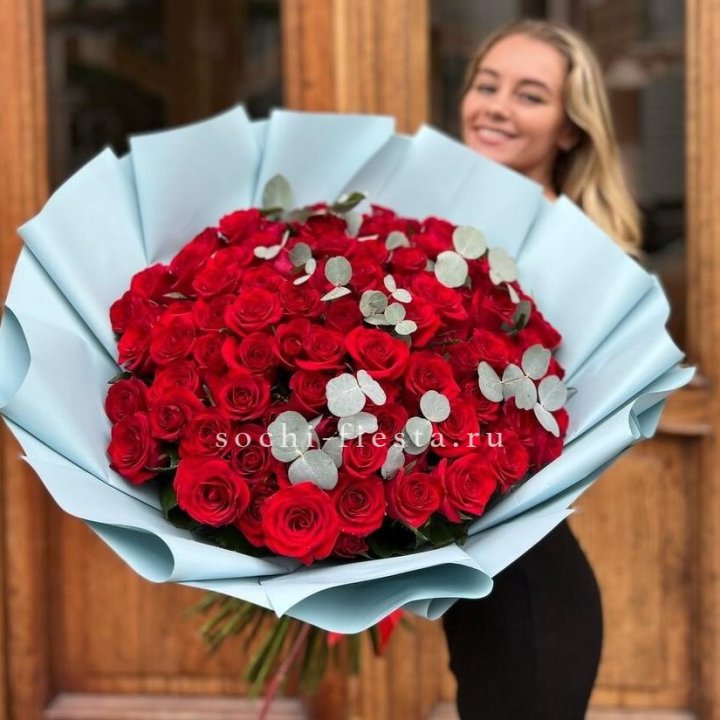 101 красная роза с эвкалиптом в Абакане