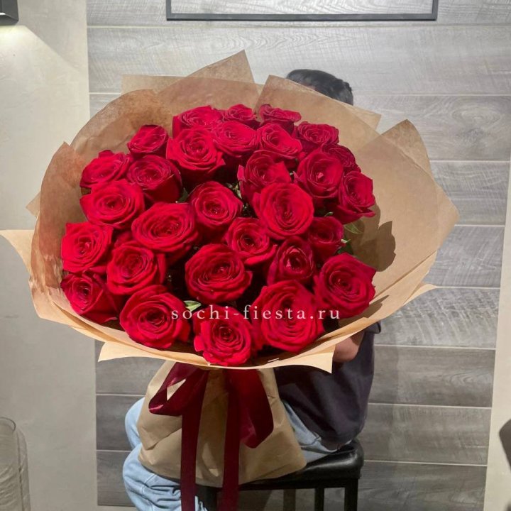 37 красных роз в крафте в Абакане