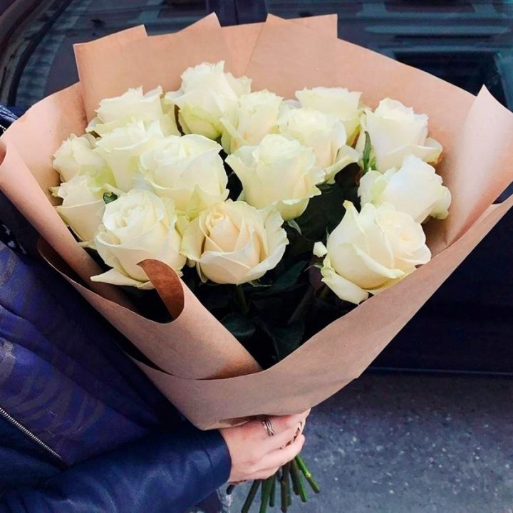 15 белых роз "Крафт" в Абакане