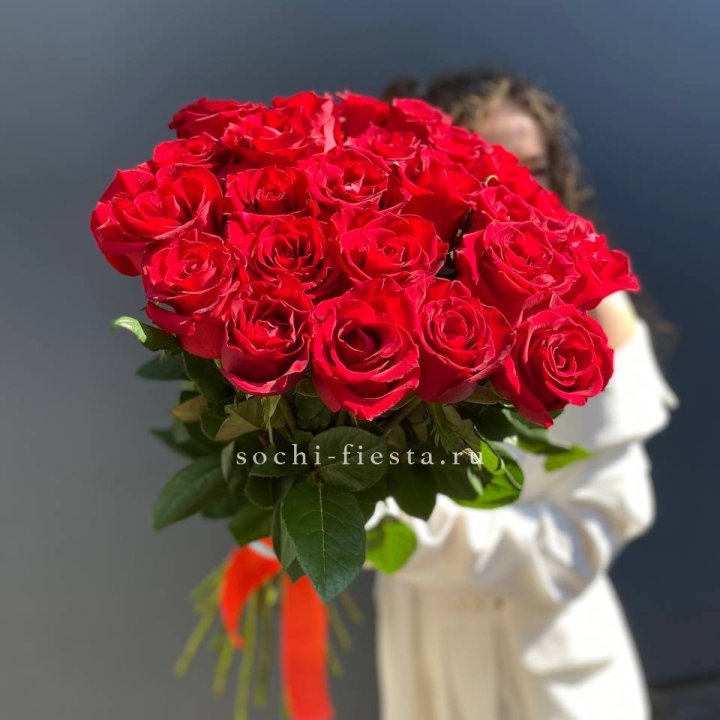 25 высоких красных роз в Абакане
