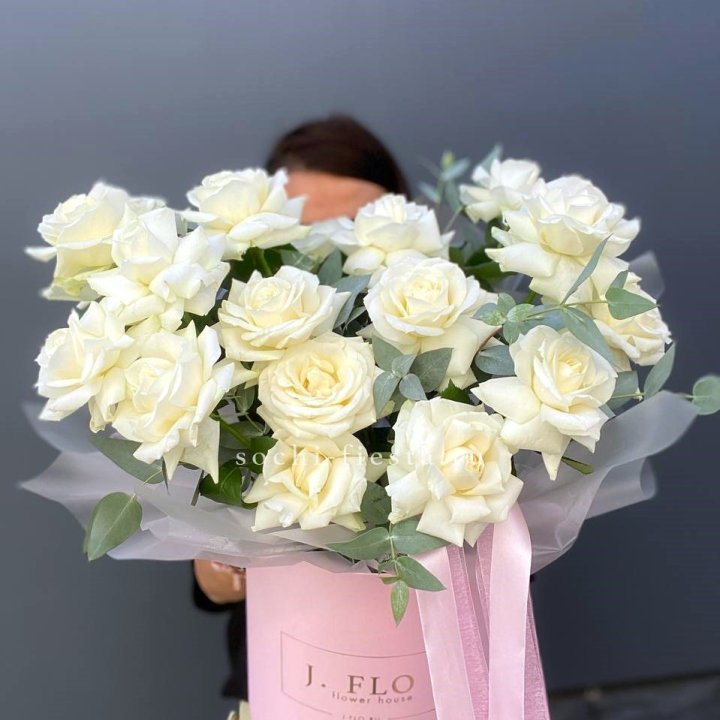 17 Французских белых роз в боксе в Абакане