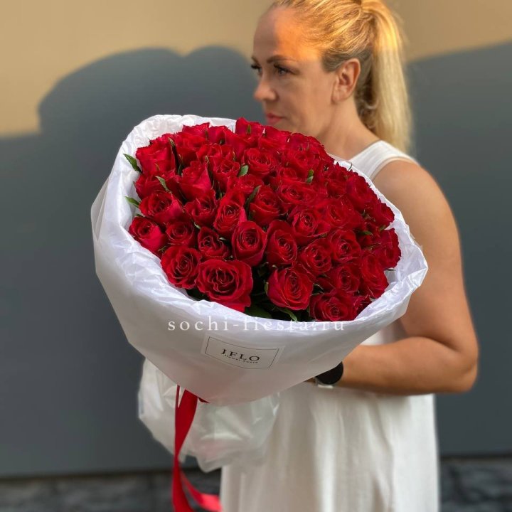 51 роза мадам ред в нежном оформлении в Абакане