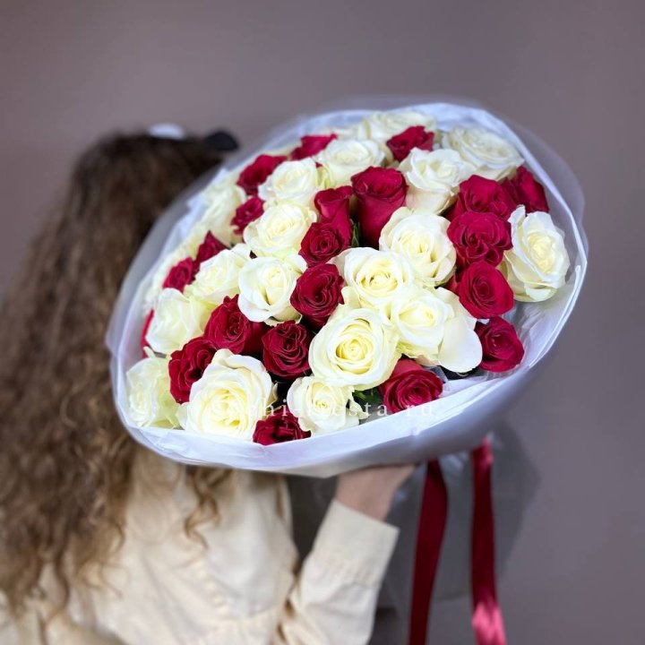 Букет из красных белых 45 роз в Абакане