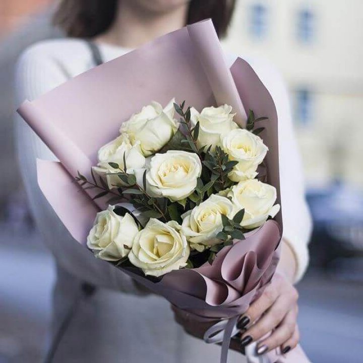 9 белых  роз "Минт" в Абакане