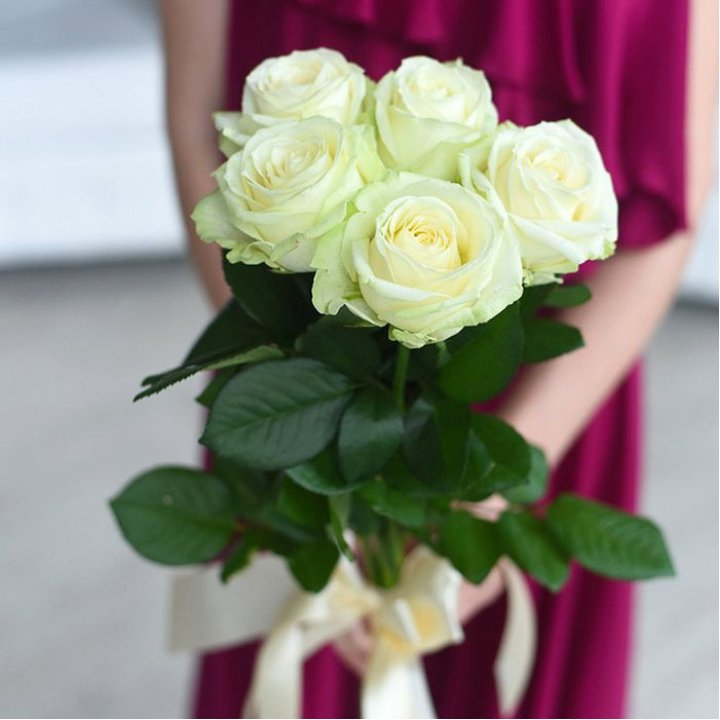 5 белых роз в Абакане