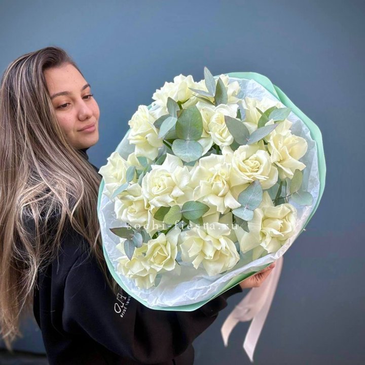 15 Белых французских роз "Ноте бьянка" в Абакане
