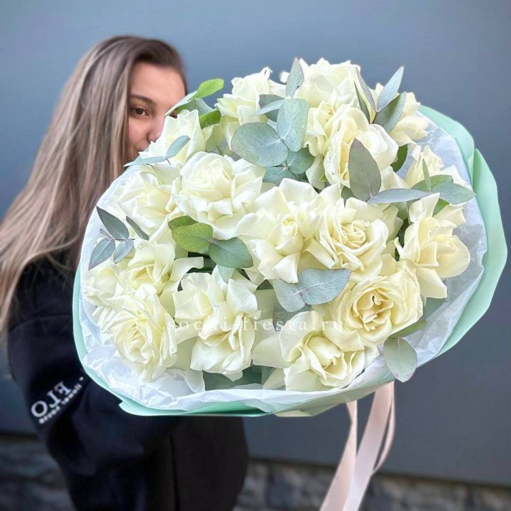 19 Белых французских роз "Ноте бьянке" в Абакане