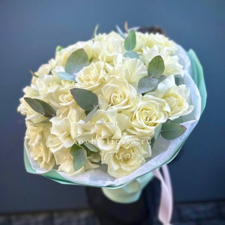 25 Белых французских роз "Ноте бьянка" в Абакане