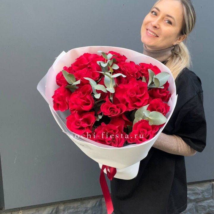 17 Красных французских роз в Абакане
