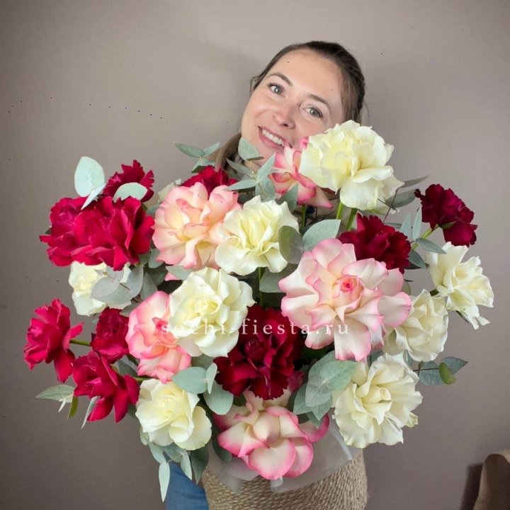 35 французских роз микс в джутовом боксе в Абакане