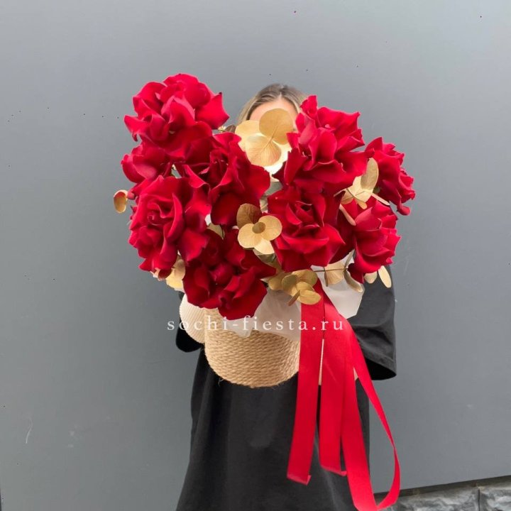 Красные французские розы в джутовом кашпо в Абакане