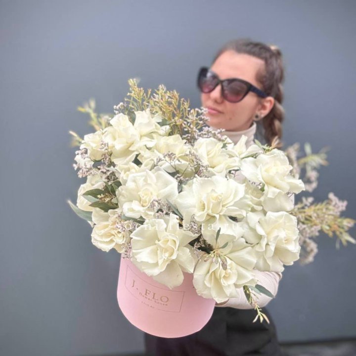 17 Французских белых роз в коробке Афина в Абакане