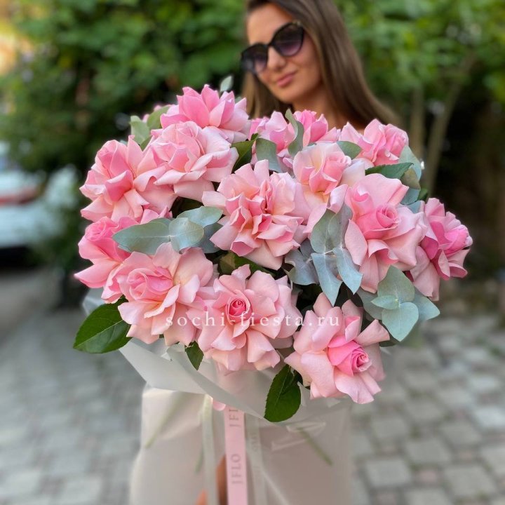 17 Розовых  французских роз в Абакане