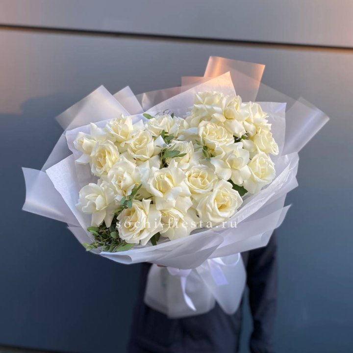 Пышный букет из белых роз в Абакане