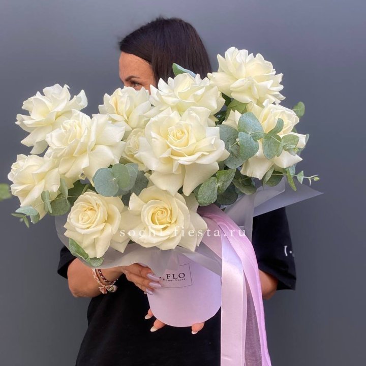 11 Французских белых роз в боксе в Абакане