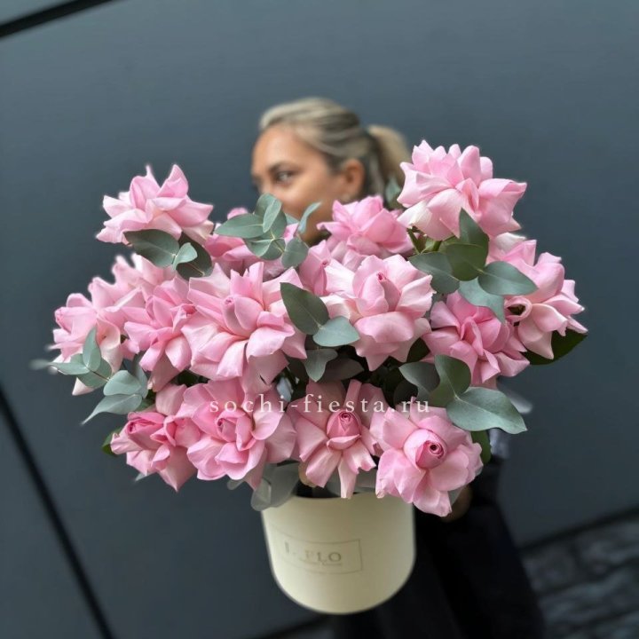 17 Розовых французских роз в боксе в Абакане