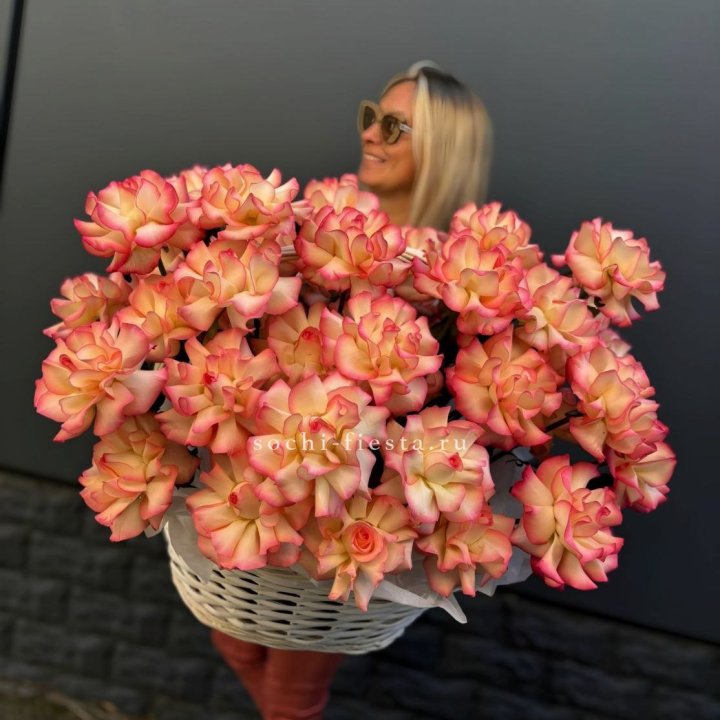 45 французских роз Джумилия в корзине в Абакане