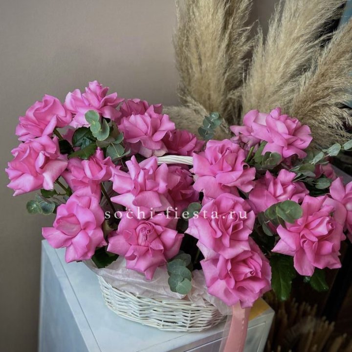 25 роз в цветочной корзине Пинк в Абакане
