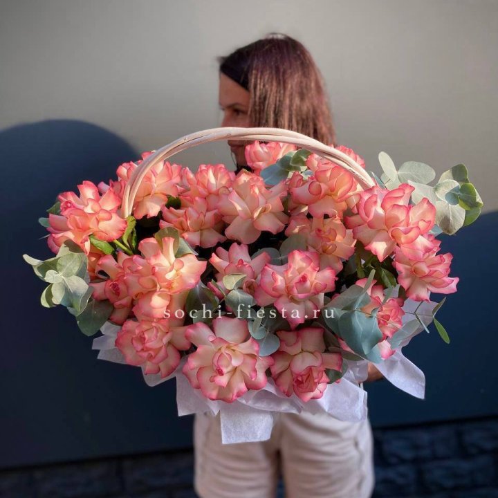 25 Французских роз Джумилия в корзине в Абакане