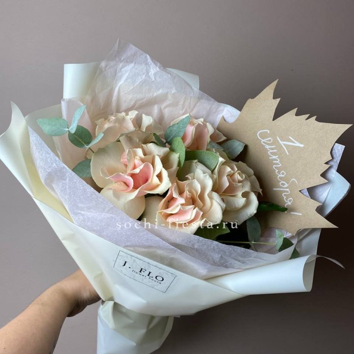 Букет кремовых роз к дню знаний в Абакане