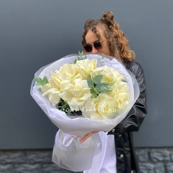 7 Белых французских роз  в Абакане