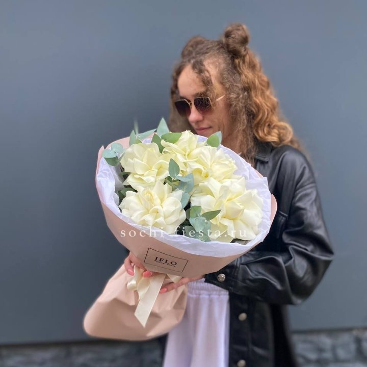 5 Белых французских роз в Абакане