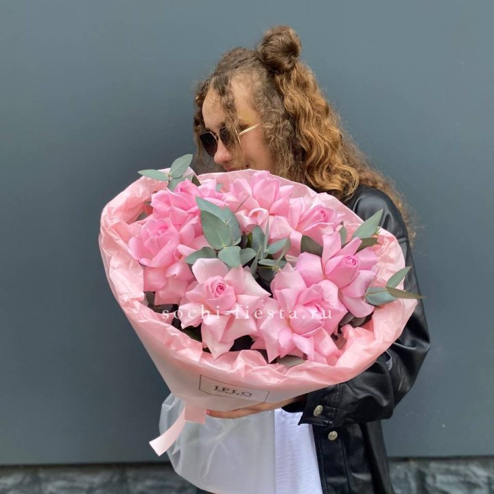 7 розовых роз в Абакане