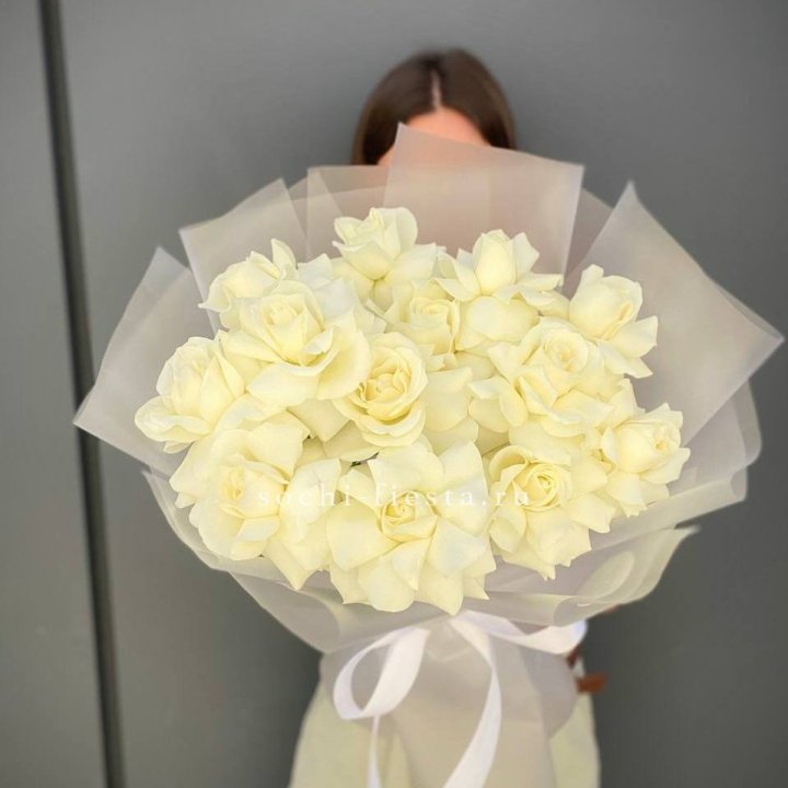 13 белых роз в Абакане