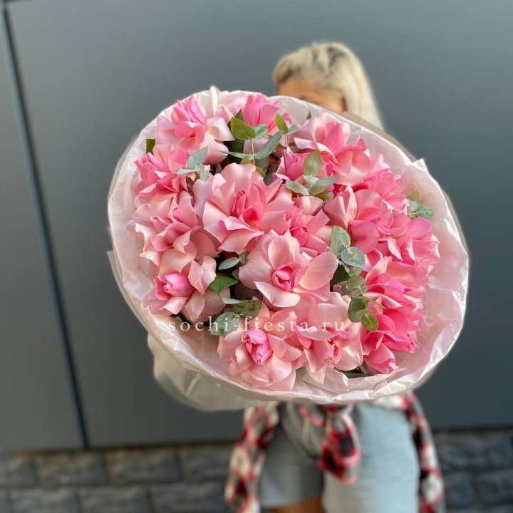 17 розовых роз в Абакане